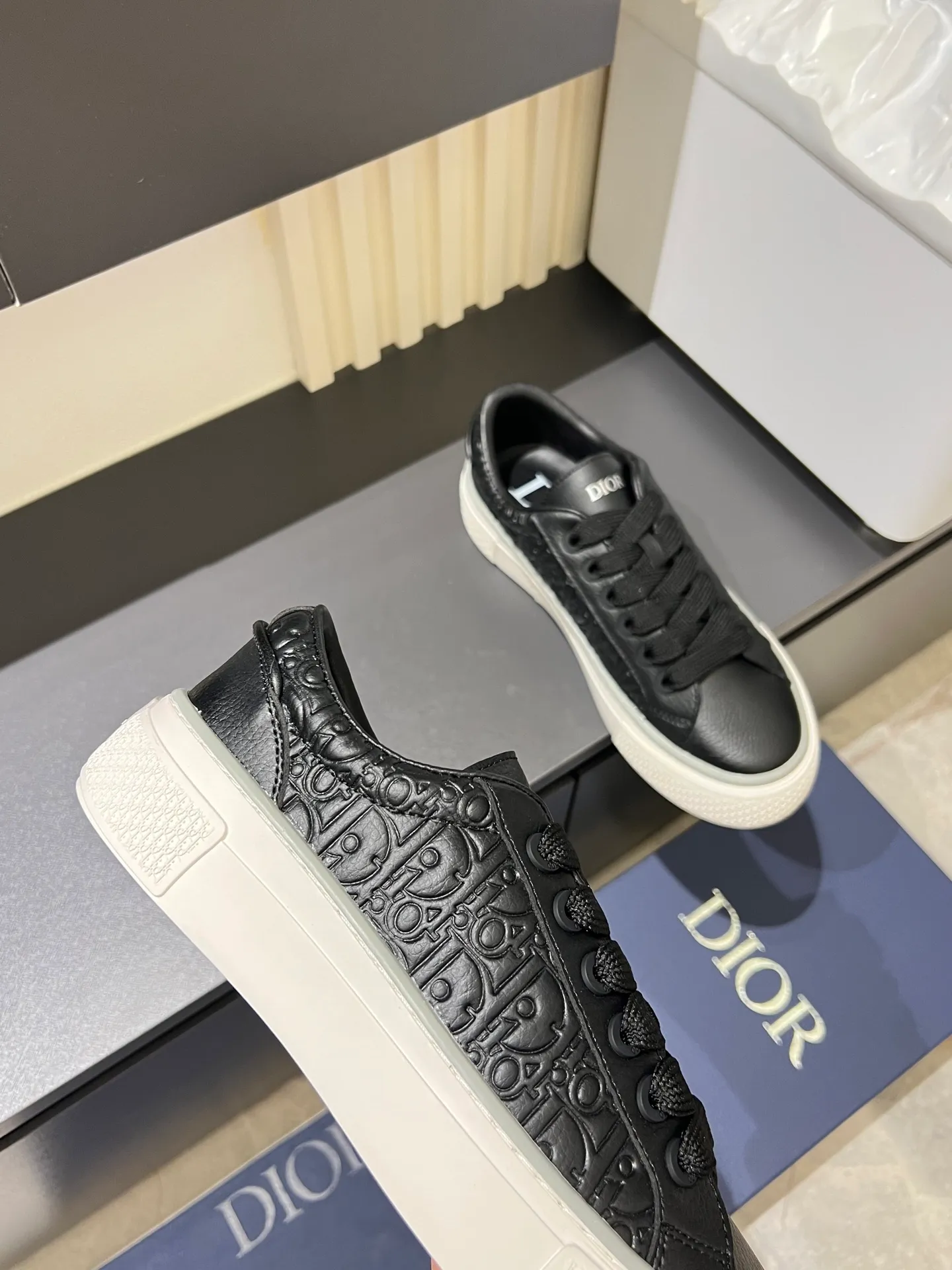 p440 DIOR* Dior B33 sneakers, brown and cream-white jacquard fabric with brown high mercerized suede upper, new for fall 2025, reinterpretation of classic tennis shoes, with a stylish silhouette that highlights a thick feel. Crafted from brown and cream-white jacquard with Oblique print and suede panels, it features a distinctive padded tongue embossed with the Dior signature, wide blue mohair laces and brass eyelets with a matte brown finish. The cream-white Dior Oblique patterned rubber sole, enhanced by the contrasting Dior 30 Avenue Montaigne signature on the rear, adds a stylish edge to casual looks. Men's model 38-44 (45 is custom-made and cannot be returned or exchanged)